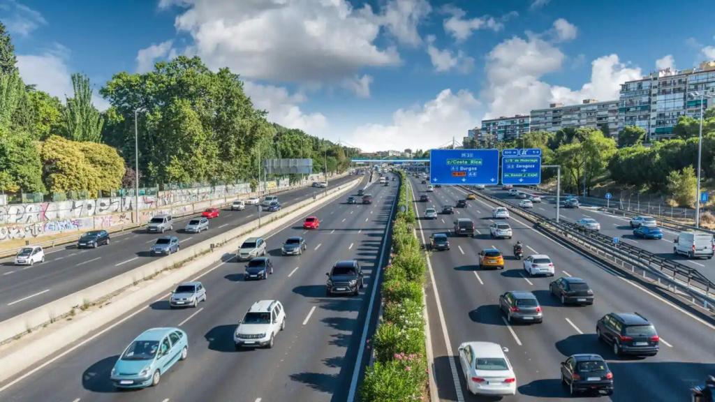 Vehículos circulando por la M-30 de Madrid.