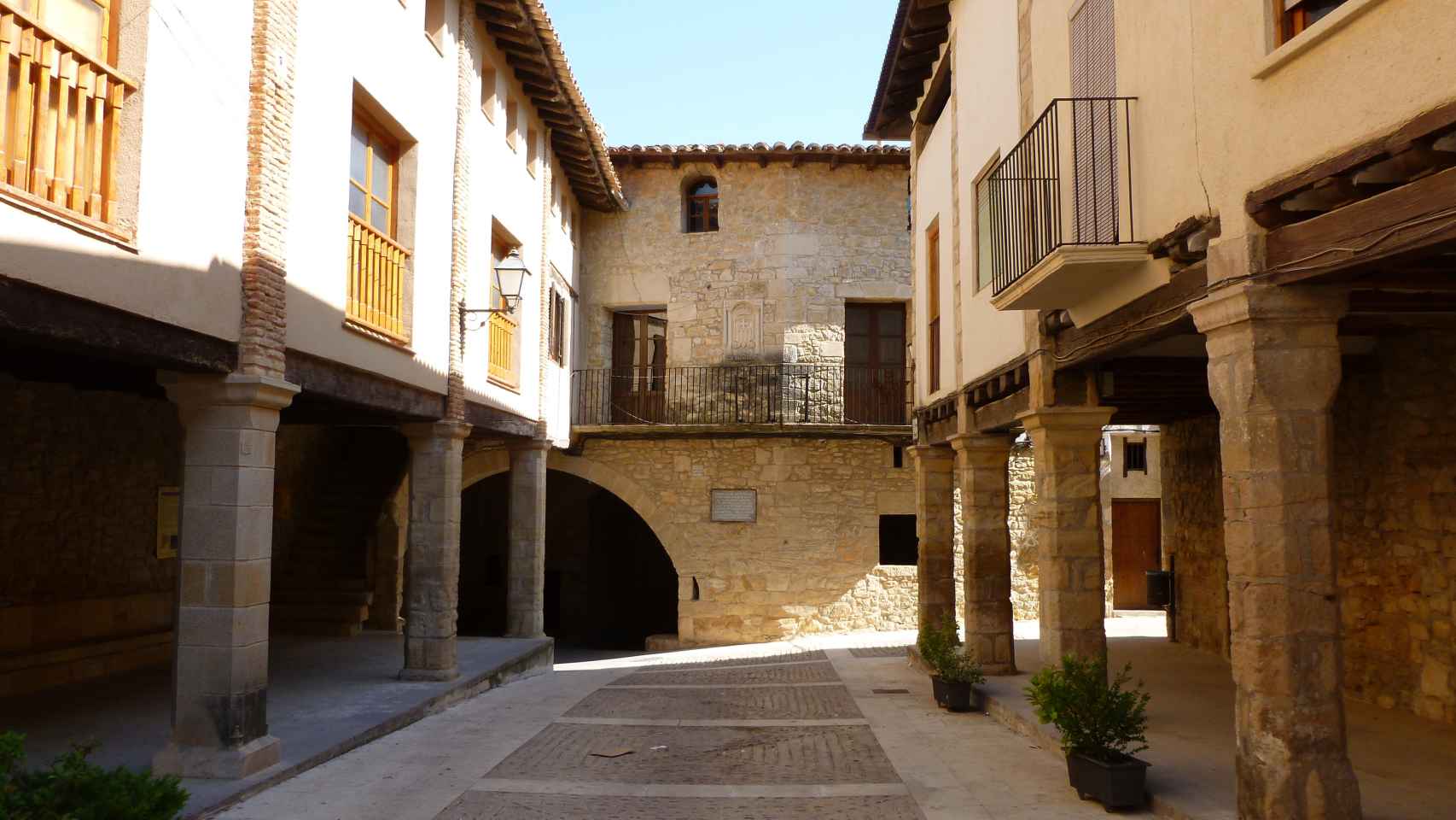Calle empedrada de Ráfales (Teruel)