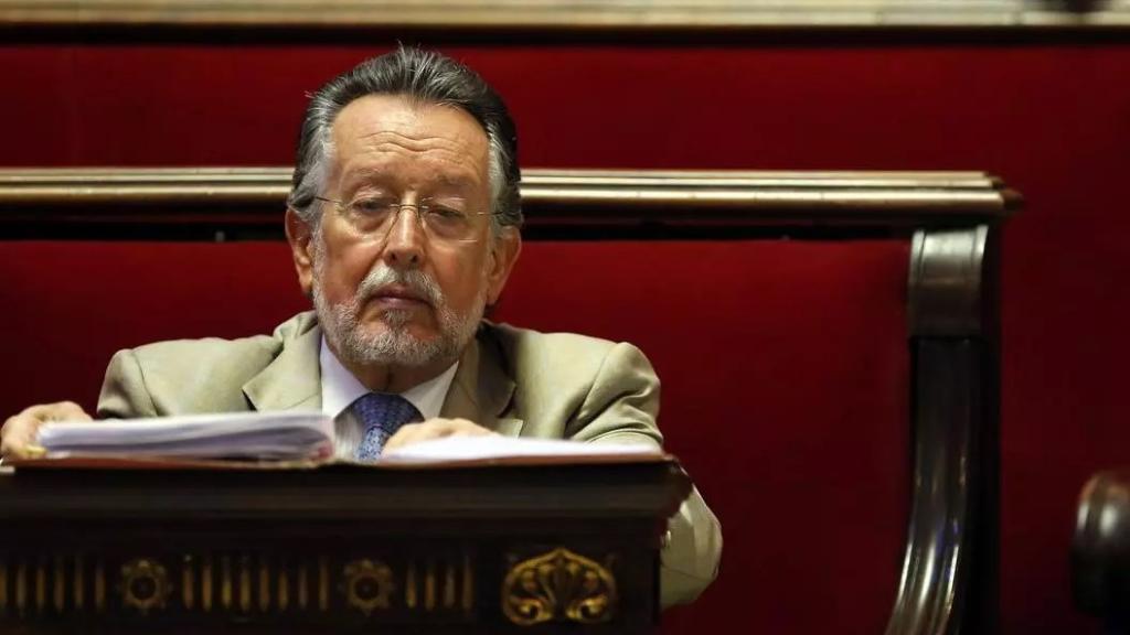 Alfonso Grau en el salón de plenos.