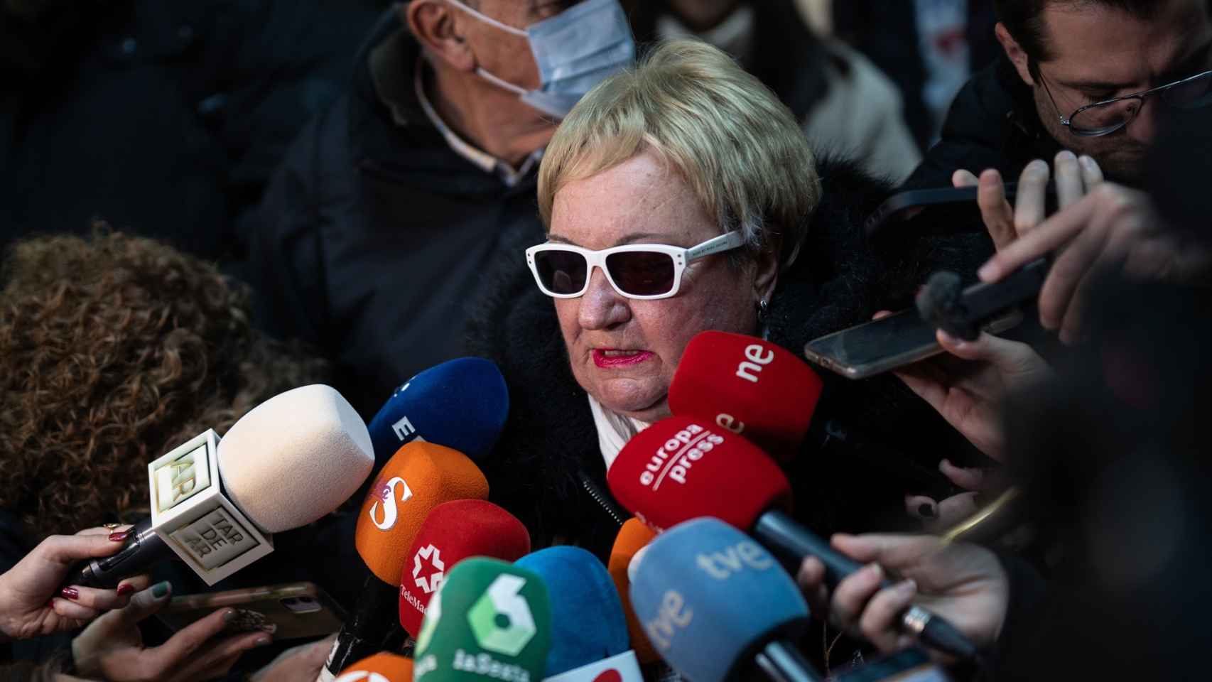 Celia Cogedor, madre del español Santiago Sánchez Cogedor, ofrece declaraciones a los medios, mientras espera la llegada de su hijo, en el aeropuerto tras ser liberado de una cárcel de Irán, en el aeropuerto Adolfo Suárez-Madrid Barajas, a 2 de enero de 2024.