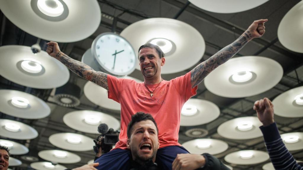 Santiago Sánchez Cogedor, 'Pambu', durante su llegada al aeropuerto Adolfos Suárez Madrid-Barajas.