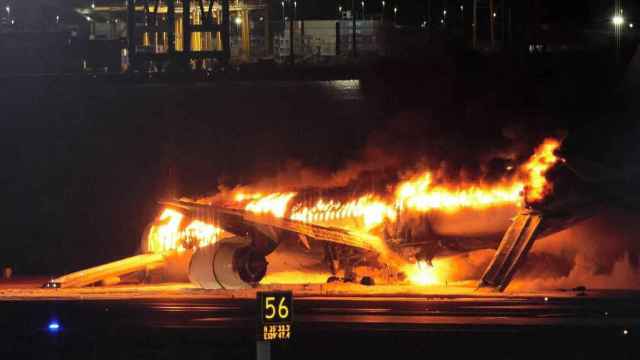 Avión de Japan Airlines en llamas tras el accidente