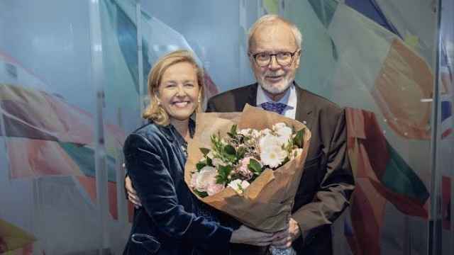 La nueva presidenta del BEI, Nadia Calviño, junto con el presidente saliente, Werner Hoyer
