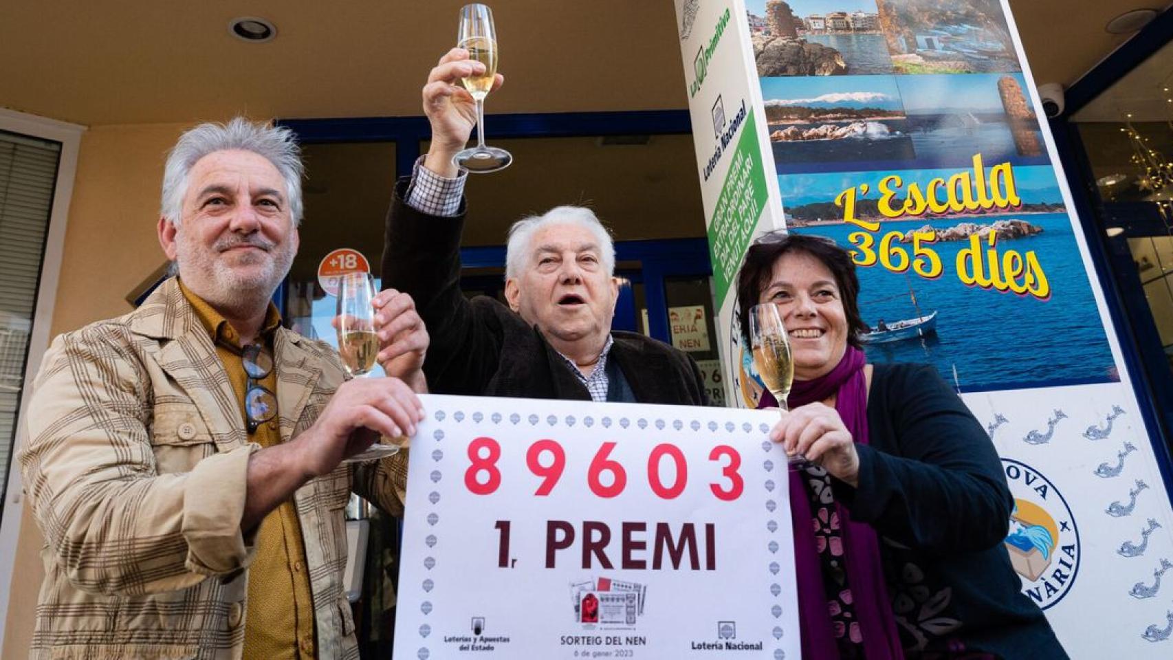 Varias personas celebrando un premio de lotería.