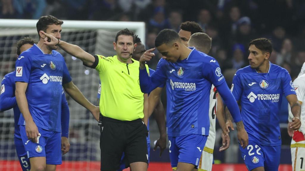 Mason Greenwood es expulsado con tarjeta roja directa durante el partido de la jornada 19 de LaLiga EA Sports contra el Rayo Vallecano.