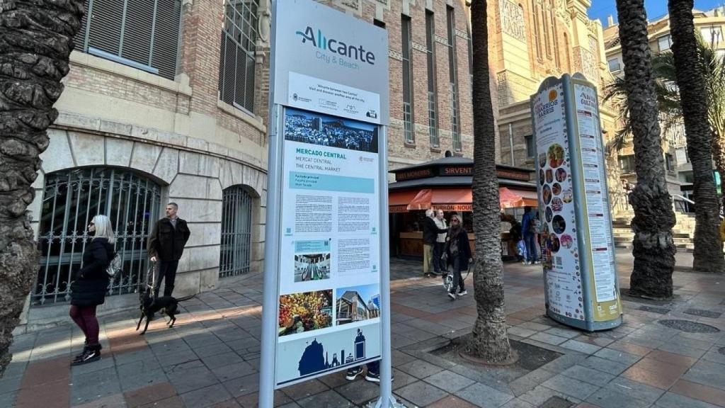 Uno de los paneles instalados frente al Mercado Central.