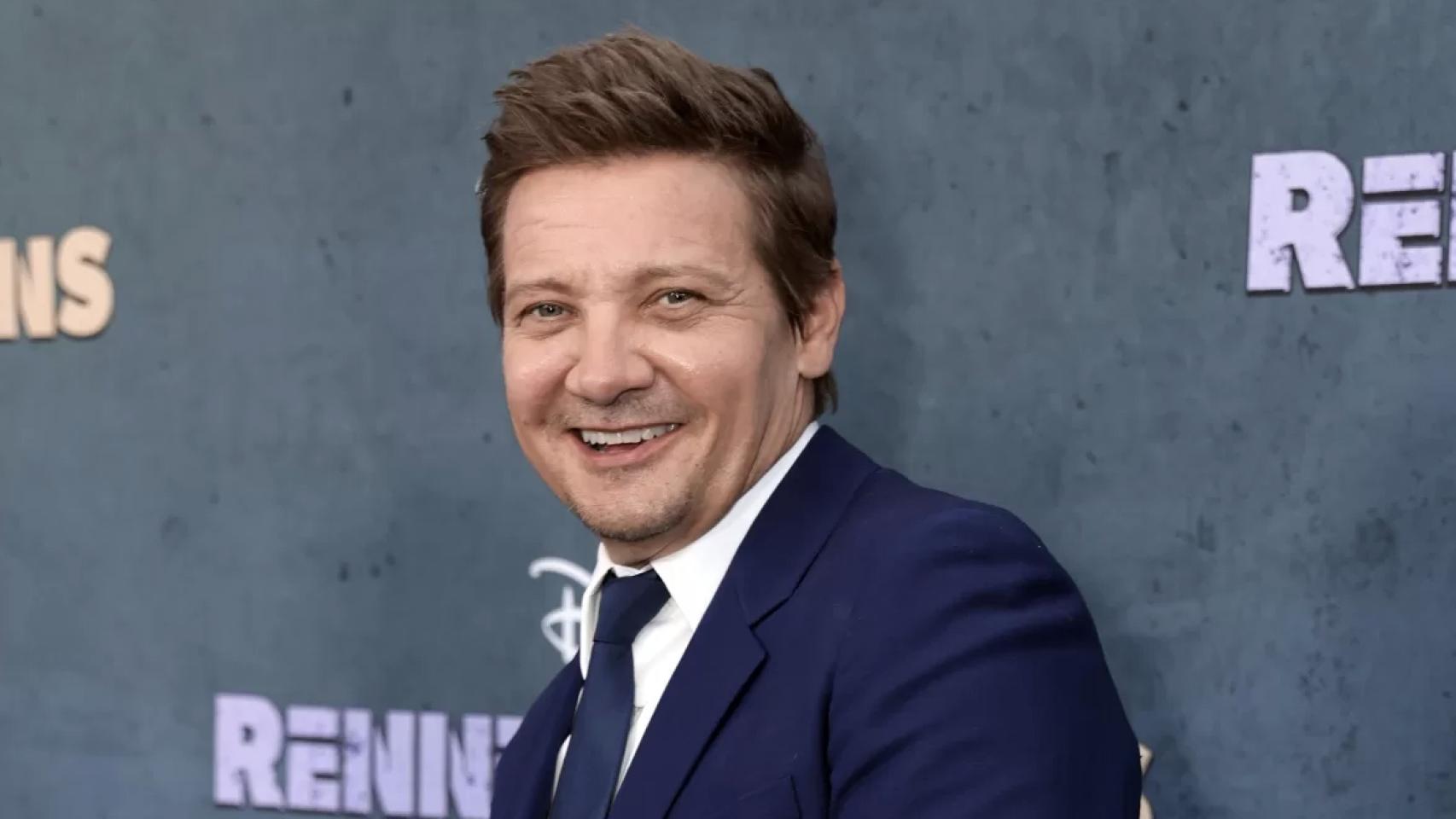 Jeremy Renner regresa al hospital donde le salvaron la vida un año después de su trágico accidente en la nieve