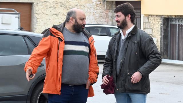 El vicepresidente de la Junta de Castilla y León, Juan García-Gallardo, visita una explotación ganadera afectada por los ataques de lobos en el municipio burgalés de Cigüenza