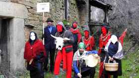 Los Visparros y las vieyas de Triufé con sus peculiares máscaras rojas y sus tradicionales vestimentas