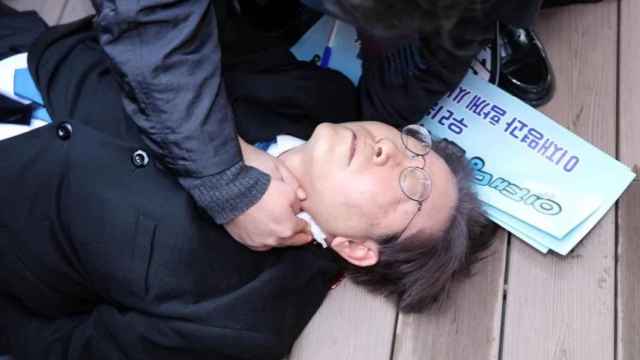 Lee Jae-myung, líder de la oposición de Corea del Sur, tras ser apuñalado en el cuello.