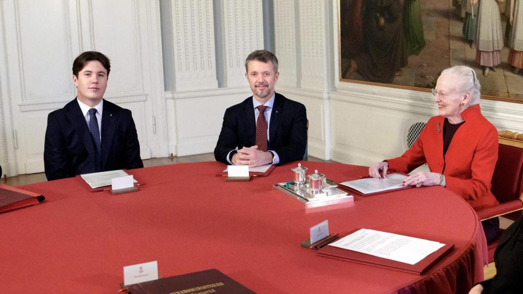 Christian de Dinamarca junto a su padre y abuela cuando declaró su deseo de cumplir la Constitución.