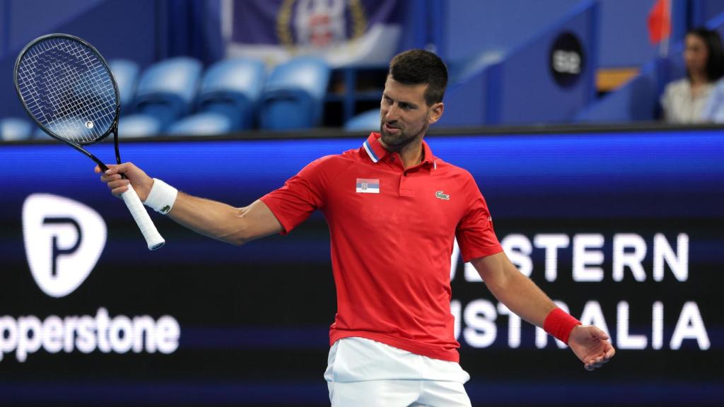Novak Djokovic hace un gesto de disconformidad en la United Cup.
