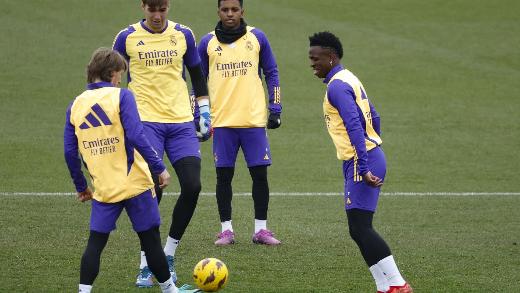 Vinicius, junto a Luka Modric y Rodrygo en el entrenamiento del Real Madrid.