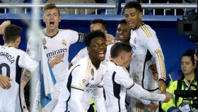 La plantilla del Real Madrid celebra el gol de Lucas Vázquez frente al Alavés.