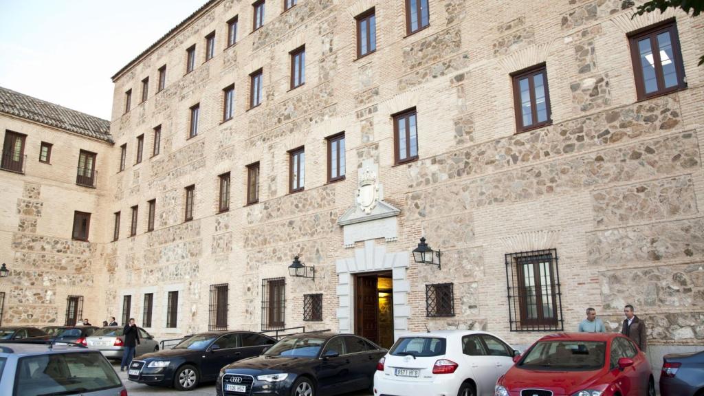 Entrada al convento de San Gil, sede actual de las Cortes de Castilla-La Mancha.