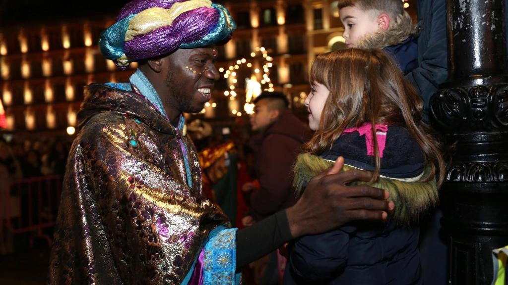 El rey Baltasar saluda a varios niños de Toledo.