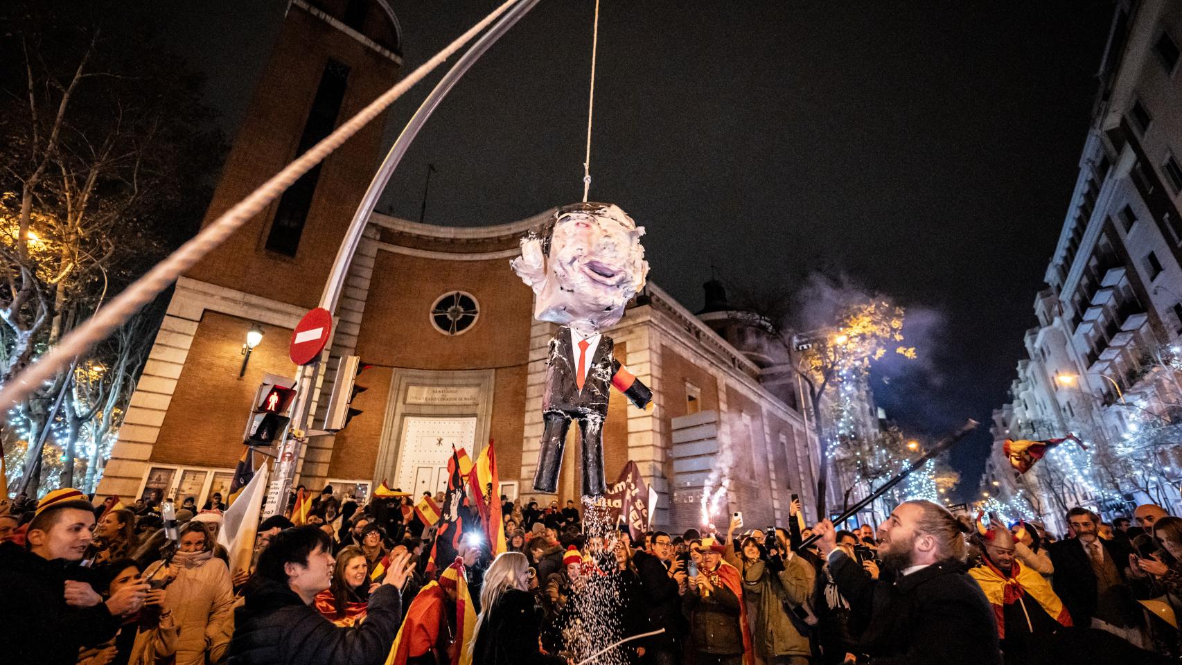 Piñata representando a Pedro Sánchez esta Nochevieja en la calle de Ferraz, frente a la sede del PSOE.
