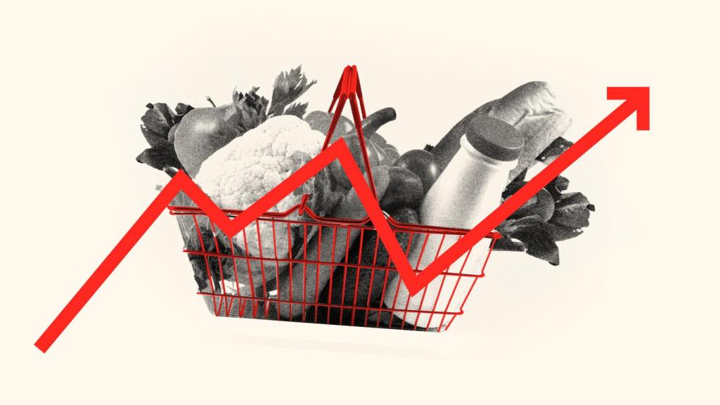 Una cesta de la compra con alimentos en un montaje.