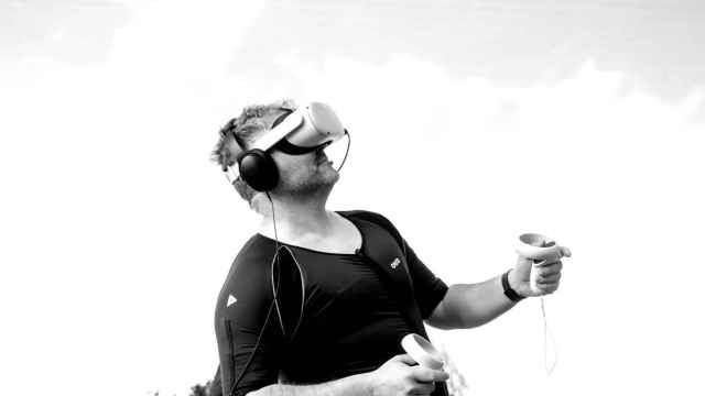 Un hombre prueba unas gafas de realidad virtual