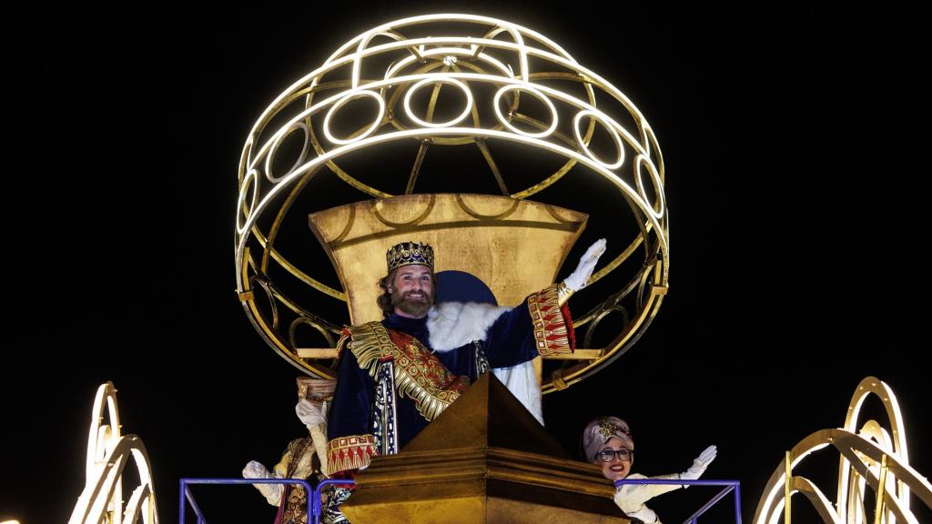 El Rey Mago Gaspar en su carroza durante la cabalgata de Reyes 2023.