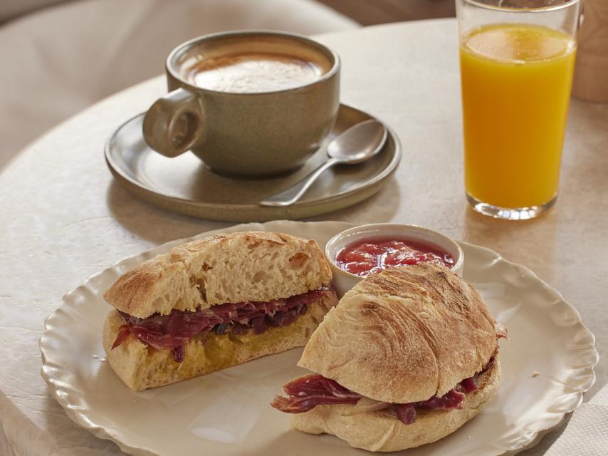El mollete de jamón con tomate acompañado de café de Tragabuches.