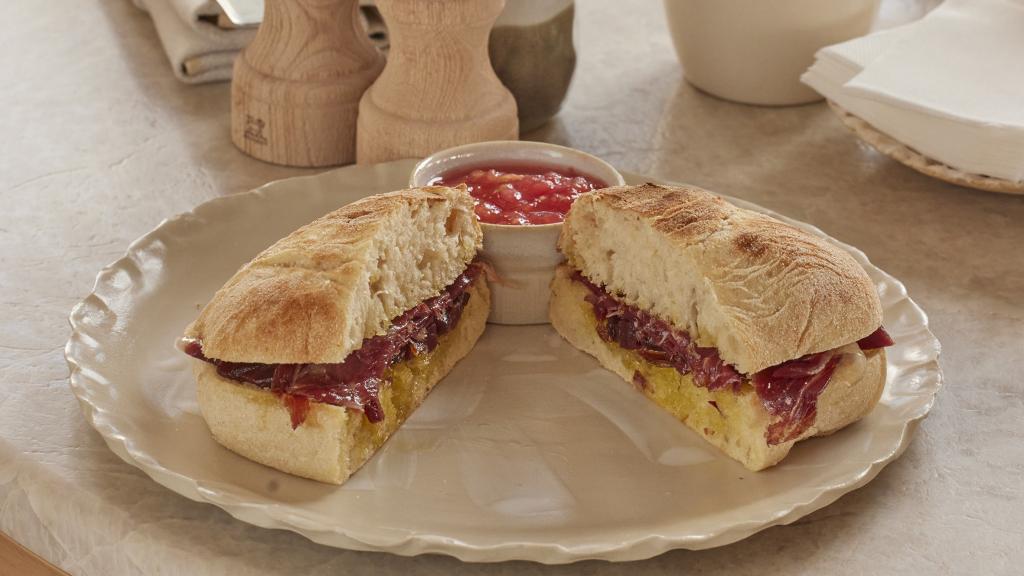 El chef Dani García reparte este miércoles mollete de jamón con tomate.