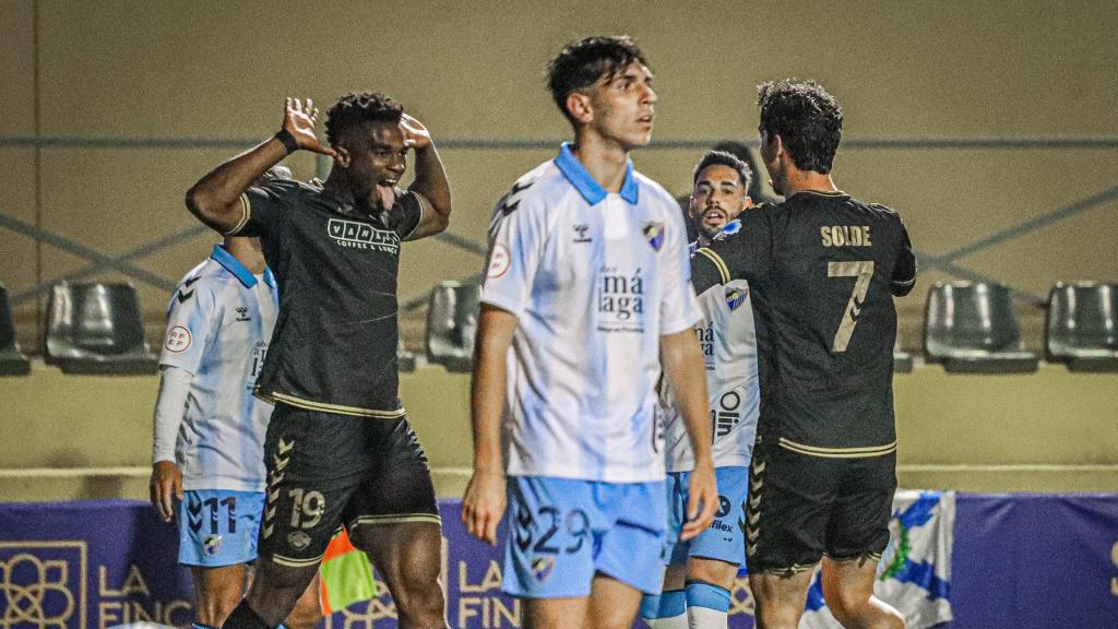 Izan Merino rodeado de jugadores del Intercity celebrando uno de los goles