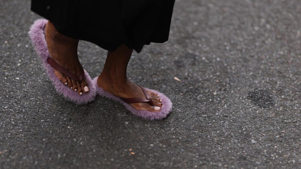 Detalle de sandalias en el 'street style'.