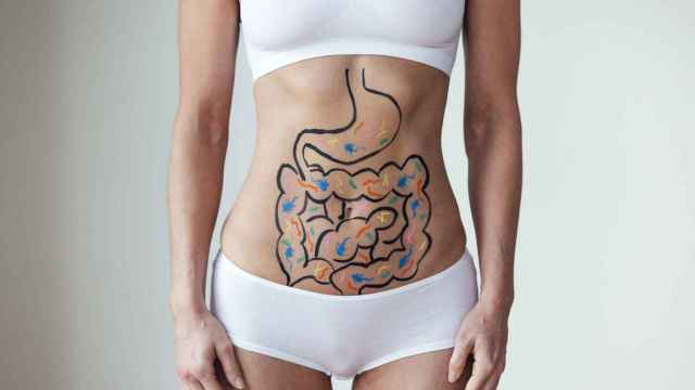 Mujer con un dibujo en el estómago.