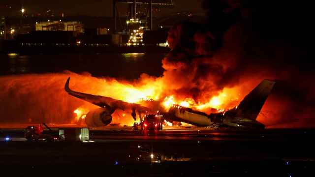 El avión Airbus 350 de Japan Airlines en llamas este martes.