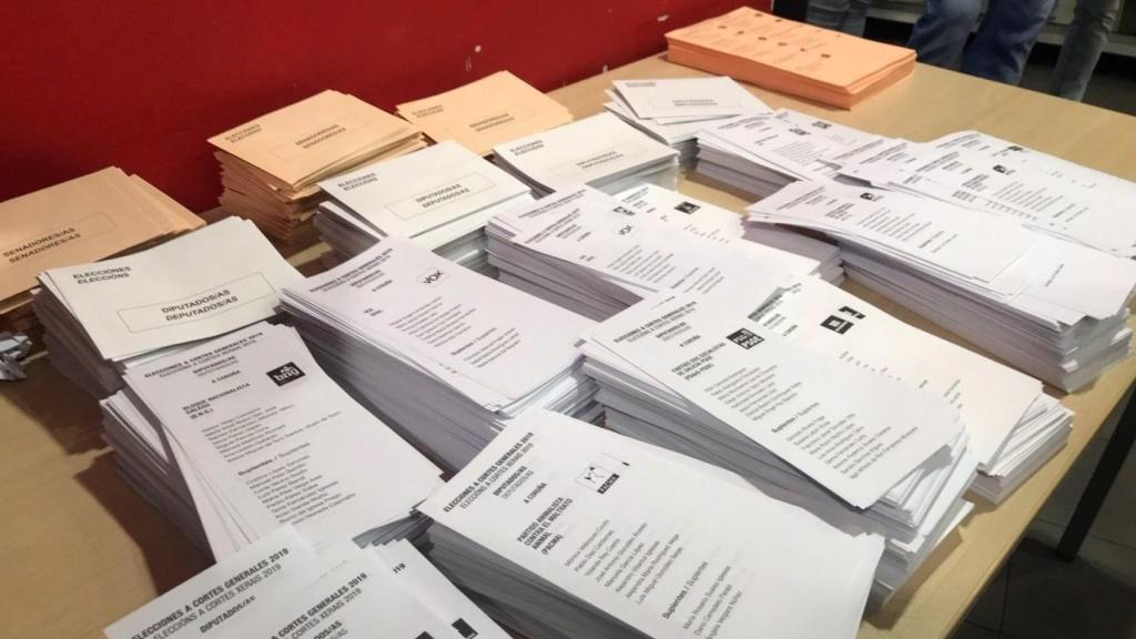 Papeletas en un colegio electoral de Galicia en las elecciones generales de 2019.
