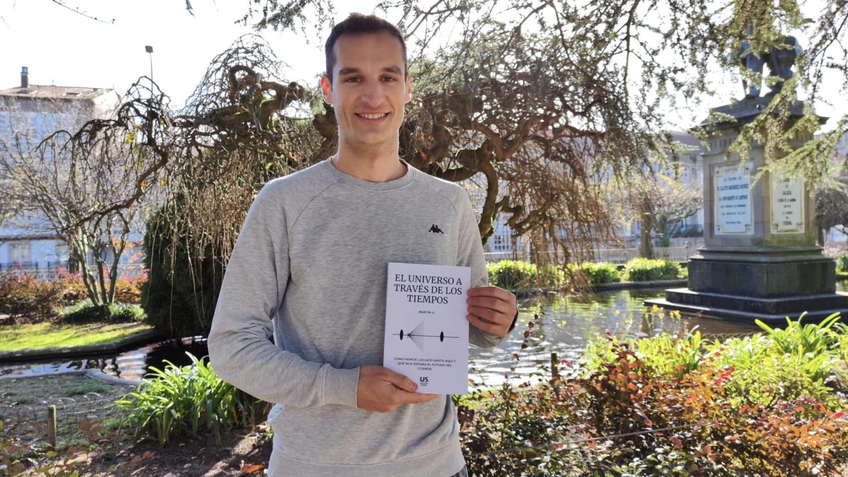 Martín González junto a su libro ‘El universo a través de los tiempos’.