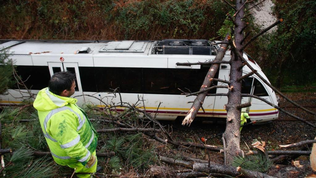 Un tren de pasajeros con trayecto Ferrol-Oviedo impacta contra árboles pero no deja heridos