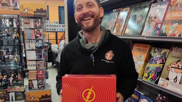 Manuel en su librería de la calle María de Ferrol con la nueva edición Milestone