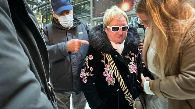 La madre de Santiago Sánchez en el aeropuerto de Madrid.