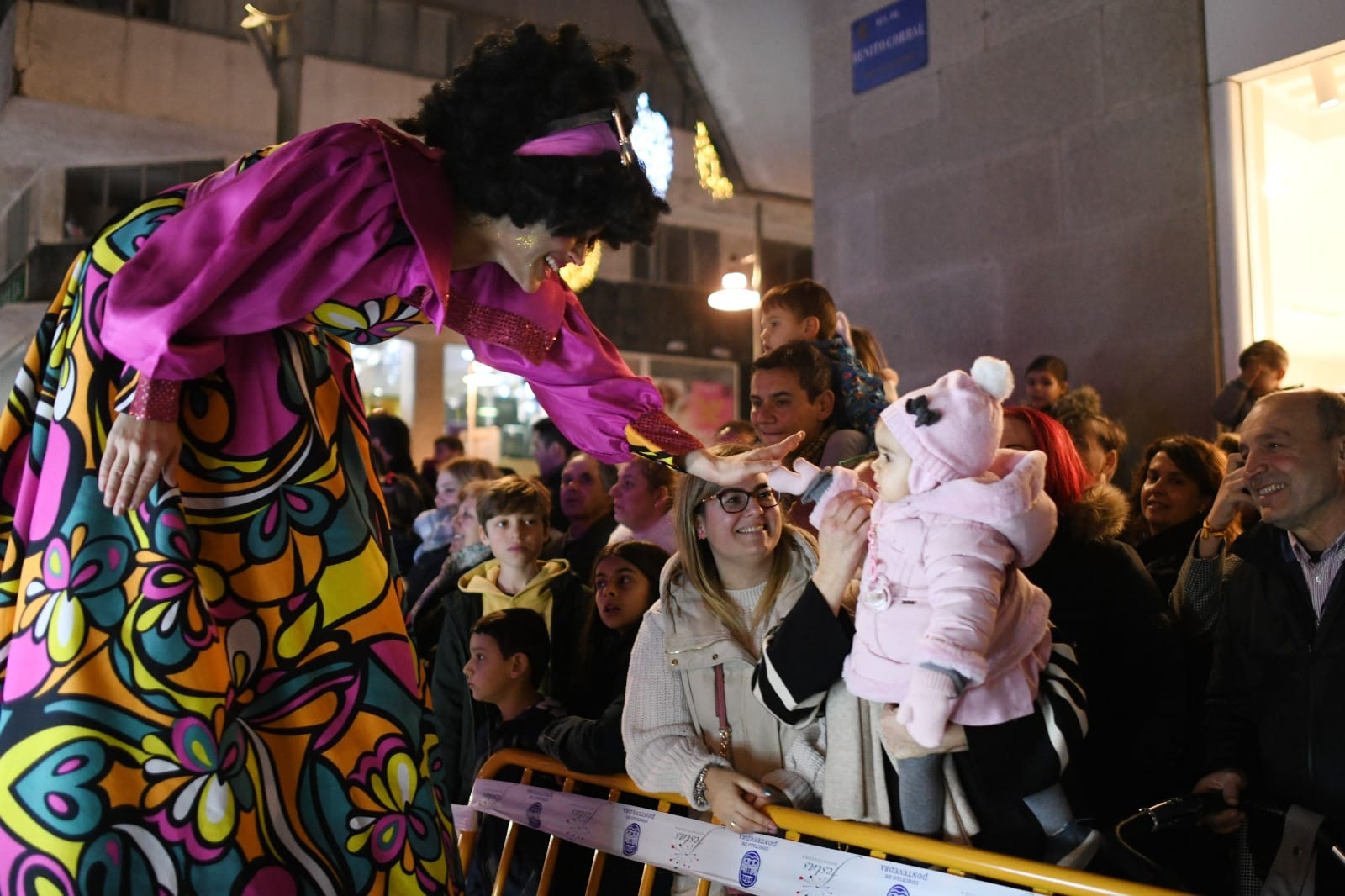 Una de las integrantes de la comitiva de fiestas saluda a una pequeña entre el público. Foto: Concello de Pontevedra