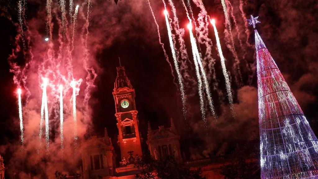Cientos de personas recibieron el año nuevo en la plaza del Ayuntamiento.