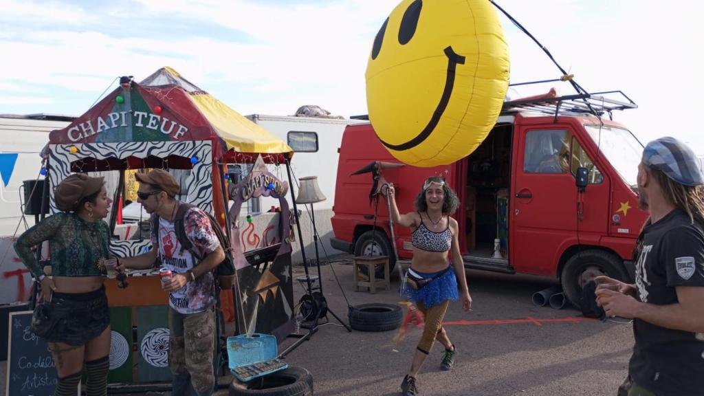 Una de las asistentes a la rave de Fuente Álamo, este martes, con un emoji gigante.