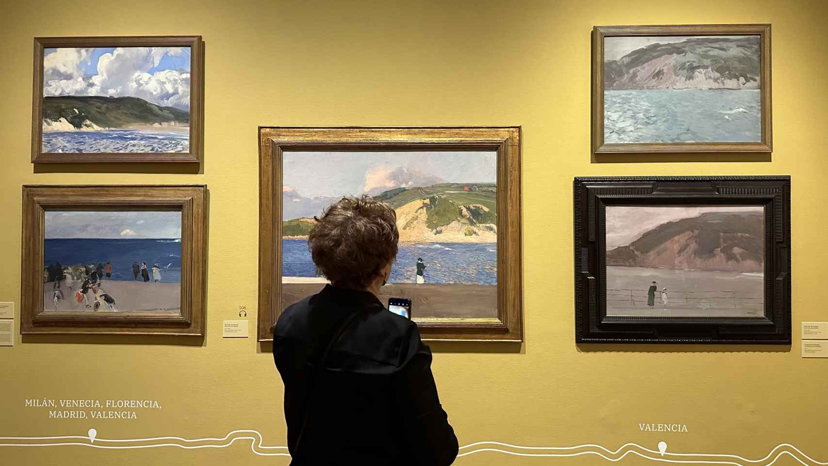 Una persona observa los cuadros de Sorolla en la exposición 'Sorolla, viajar para pintar. Otra visión de España' en el Museo Sorolla. Foto: Michelle Ortega/Europa Press