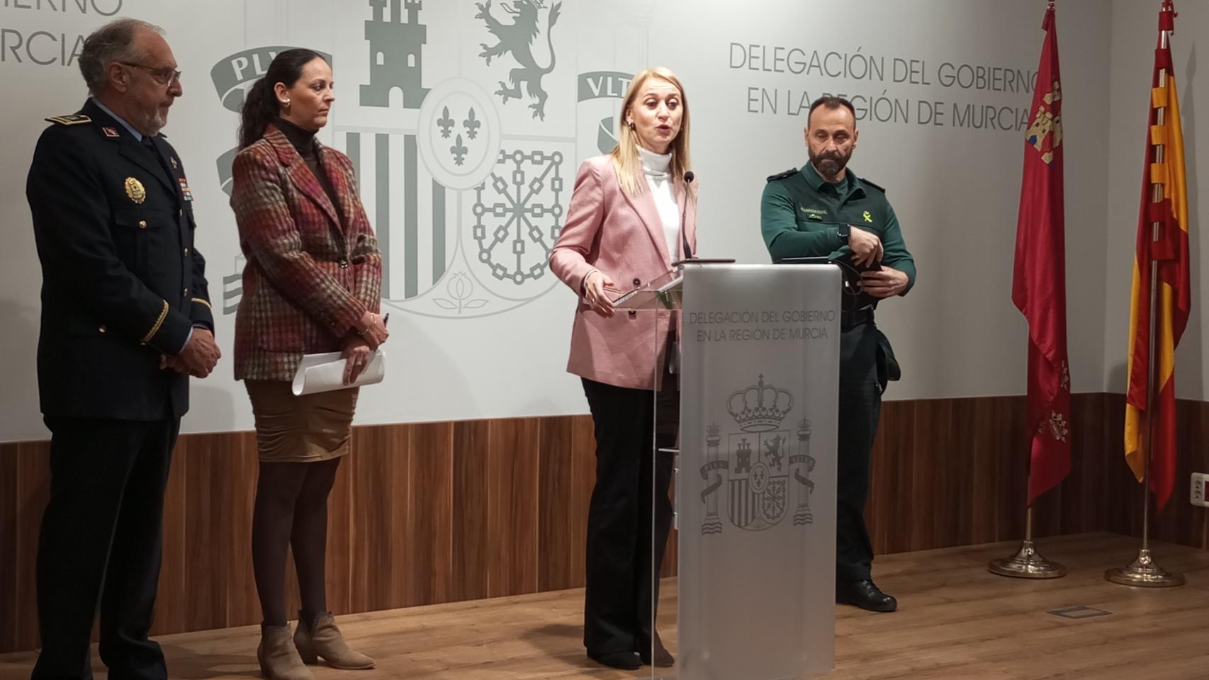 La delegada del Gobierno en Murcia, Mariola Guevara (c), este miércoles, durante la rueda de prensa que ha ofrecido con Diego Mercader, teniente coronel jefe interino de la 5ª Zona de la Guardia Civil de Murcia.