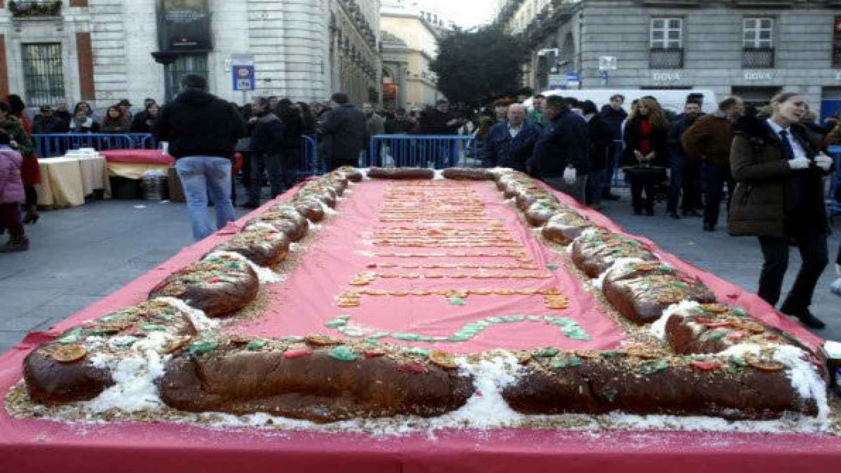 Roscón de Reyes gratis que se reparte en la Puerta del Sol.