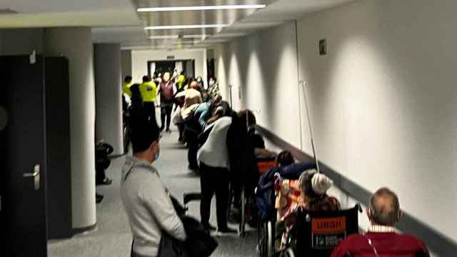 Pacientes en uno de los pasillos de Urgencias en Toledo a la espera de ser atendidos.