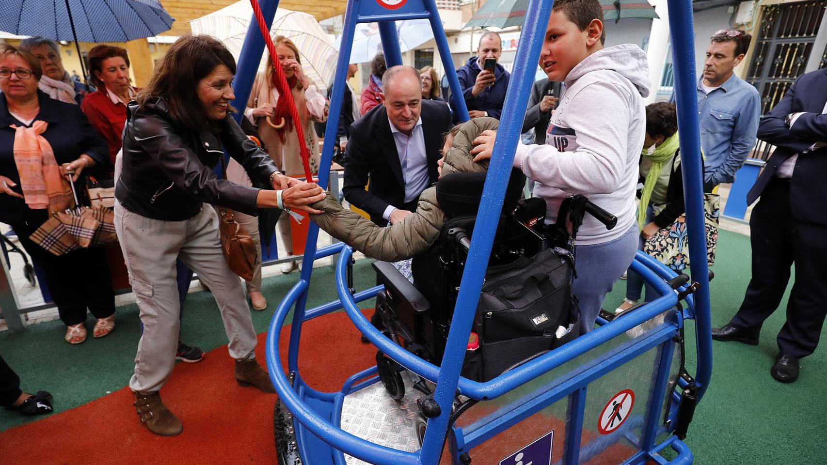 Emilio Sáez durante el estreno de un columpio adaptado en Albacete.