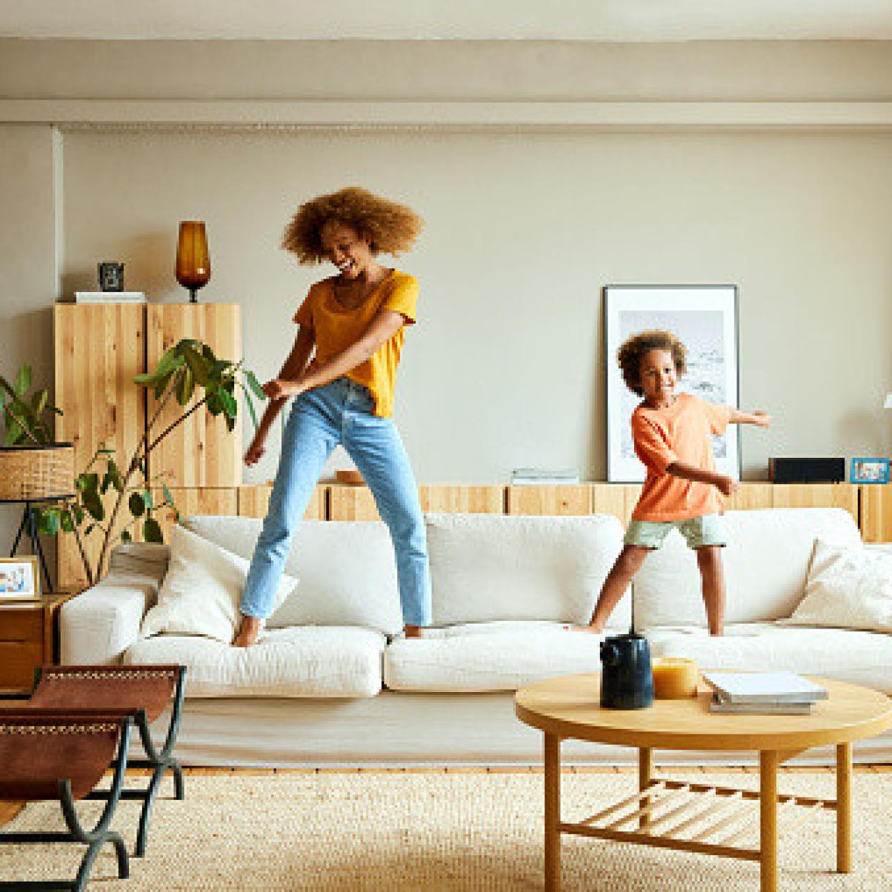 Una mujer y su hijo bailando.