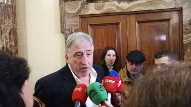 El alcalde de Pamplona, Joseba Asiron, atiende a los medios de comunicación este miércoles.