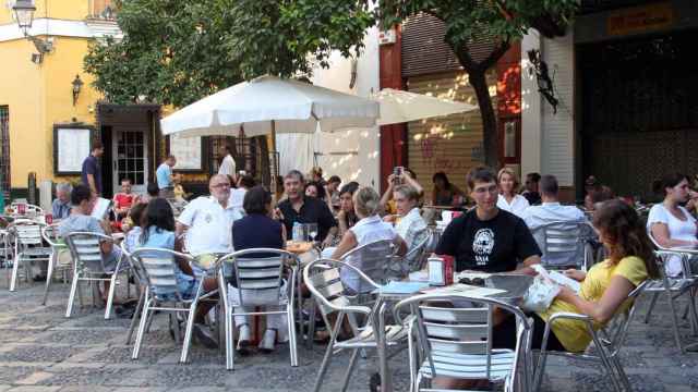 Turistas en un bar del barrio de Santa Cruz, en el Centro de Sevilla