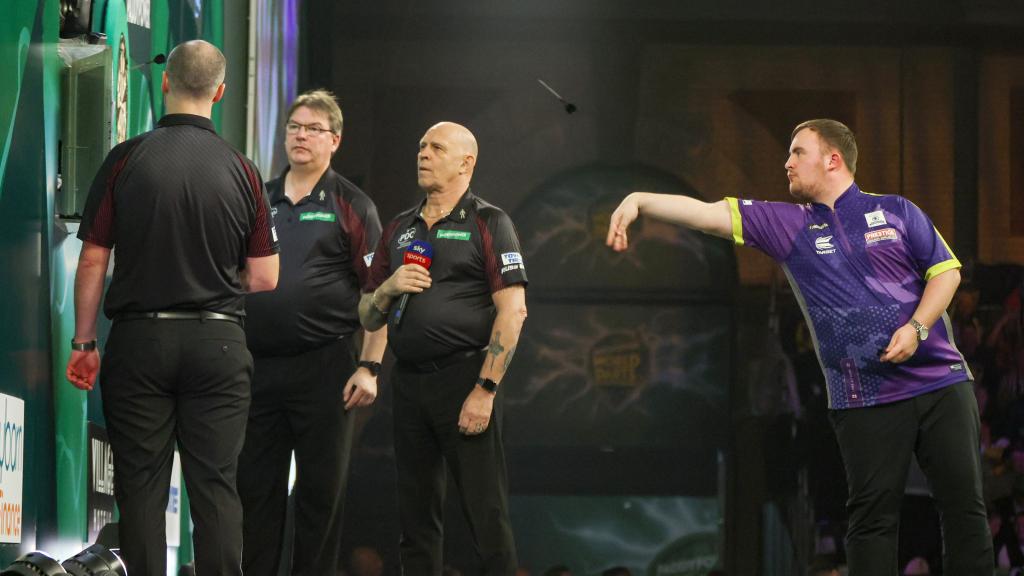 Luke Littler, durante el Mundial de dardos