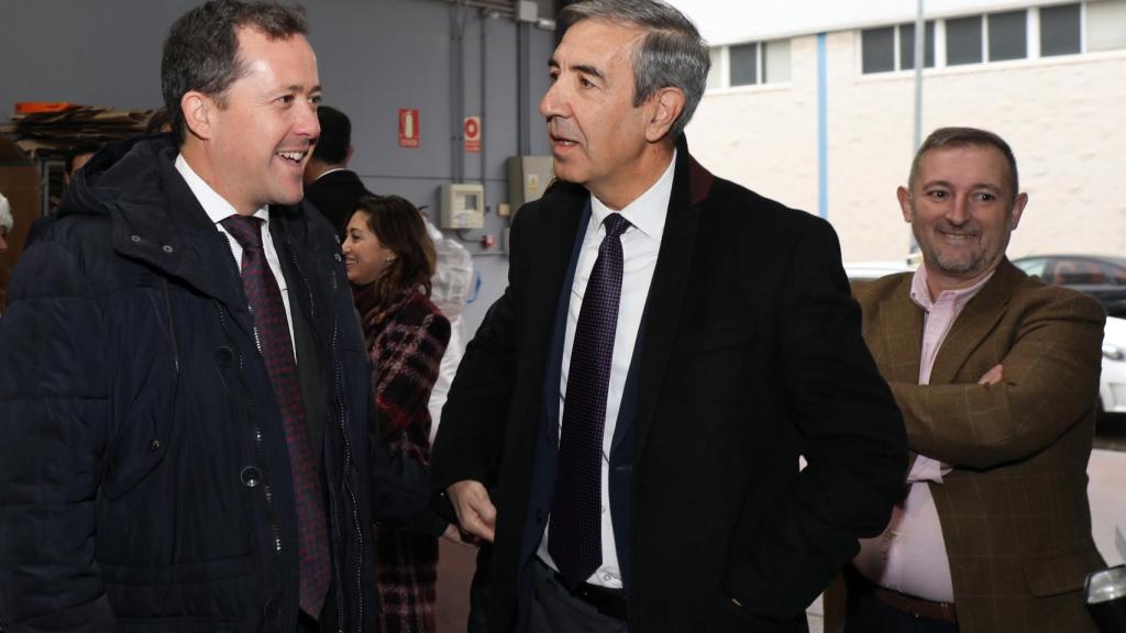 Carlos Velázquez, a la izquierda, durante la visita.