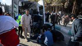 Varias personas ayudando a una víctima de las explosiones junto a una ambulancia. Kerman, Irán, este miércoles.