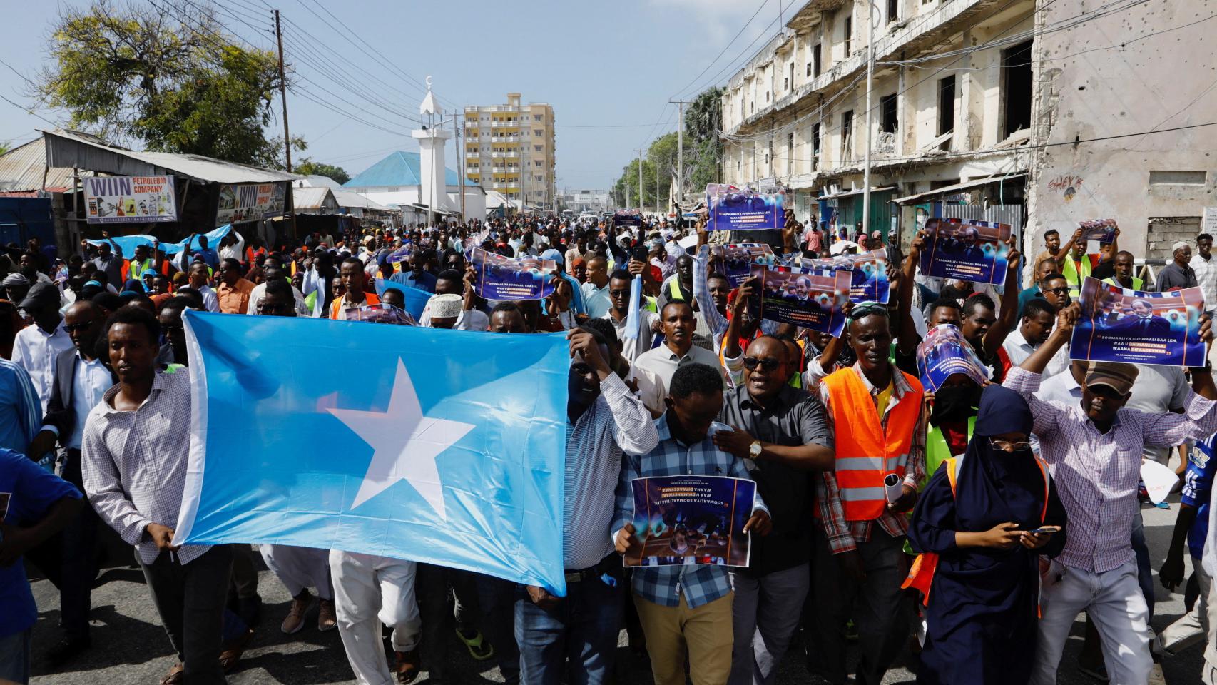 Decenas de personas se manifiestan contra el acuerdo en Mogadishu, Somalia.